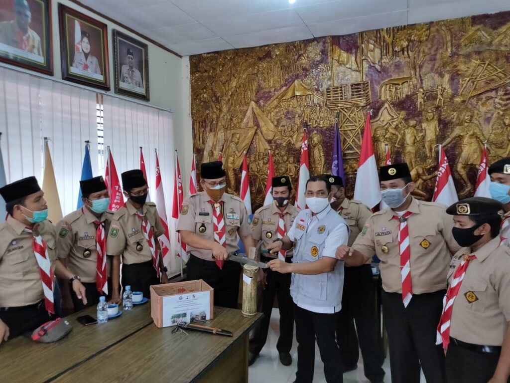 2. Wakil Ketua Kwarda Riau bidang abdimasgana dan lh Joko Pujiono bersama Ketua Harian Kwarcab Kota Pekanbaru Toni Werdiansyah bersama-sama membuka bumbung kemanusiaan pada acara penyerahan donasi bumbung kemanusiaan oleh Kwarcab Kota Pekanbaru pada Rabu, 03/02/2021 bertempat di aula Kantor Kwarda Riau.