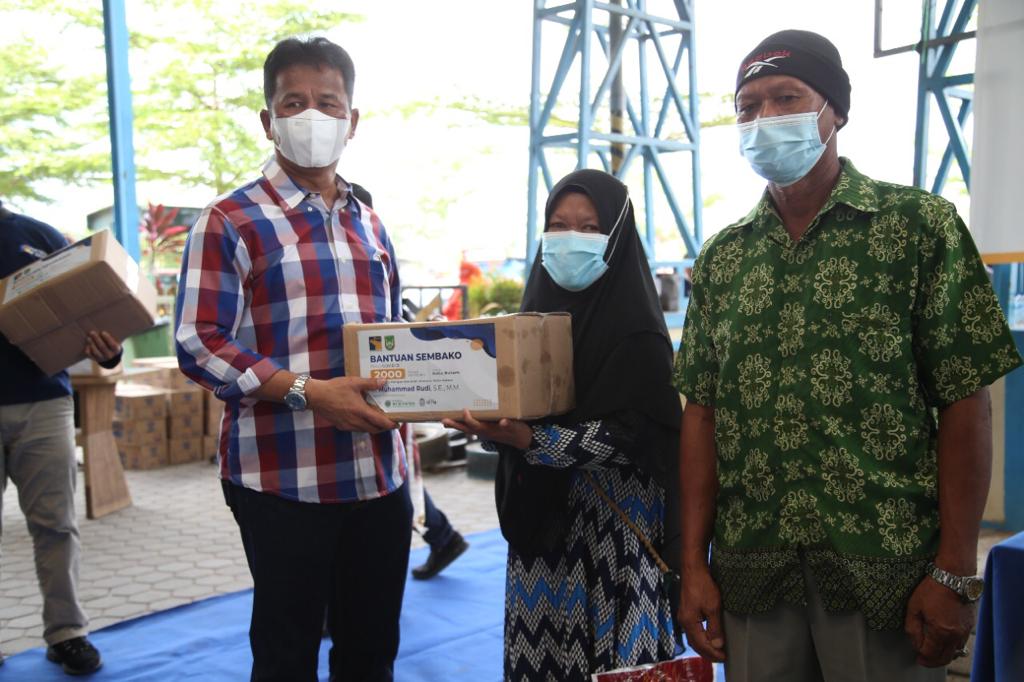 Sempena Hari Bakti ke 50 Tahun, BP Batam Salurkan 2.000 Paket Sembako Untuk Masyarakat Batam (foto : hms)