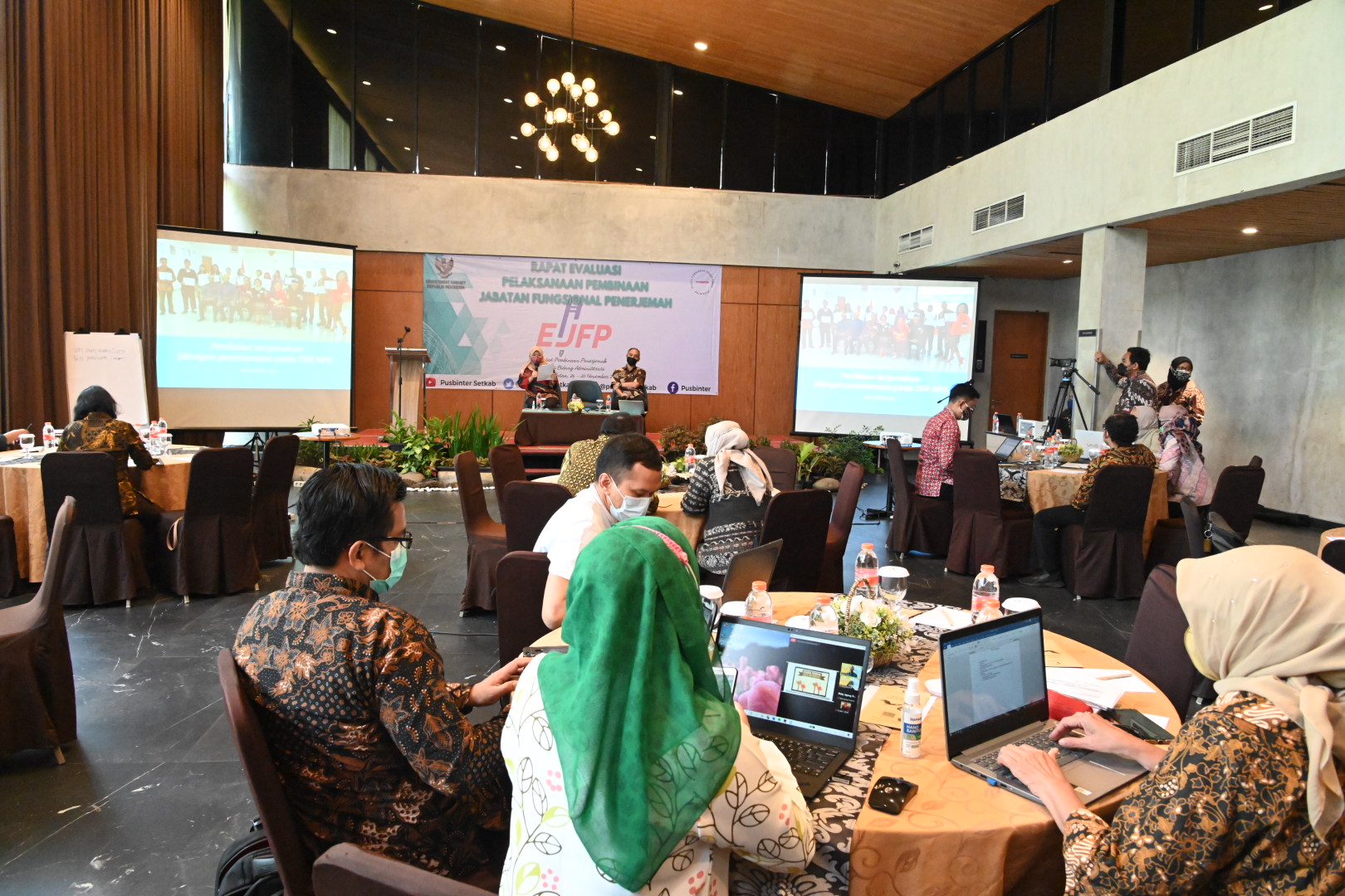 Setkab menggelar Rapat Evaluasi Pelaksanaan Pembinaan Jabatan Fungsional Penerjemah Tahun 2021, Kamis (25/11/2021), di Hotel Aviary, Tangerang Selatan, Banten. (Foto: Humas/Dindha)