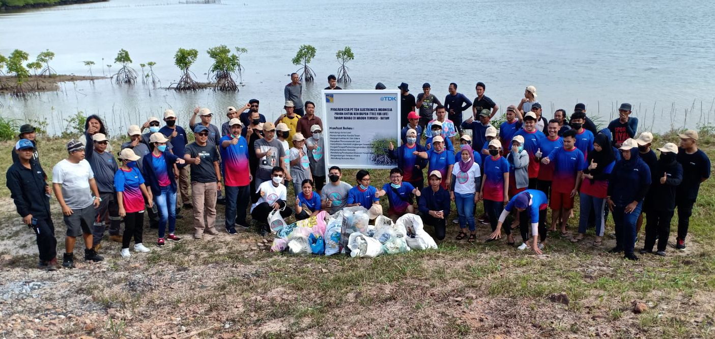 BP Batam dan PT TDK Tanam Seribu Mangrove di Waduk Tembesi (foto : hms)