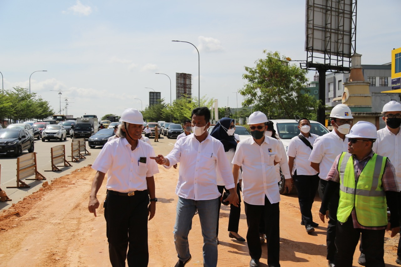 Muhammad Rudi Tinjau Proyek Pelebaran Jalan dan Pembangunan Drainase DAM Baloi (foto : hms)