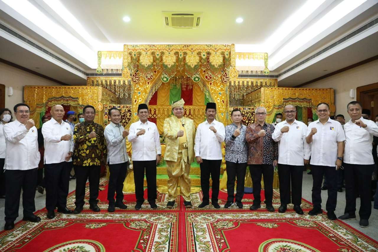 Resmikan Masjid Tanjak, Menko Airlangga disambut Tepuk Tepung Tawar (foto : hms)