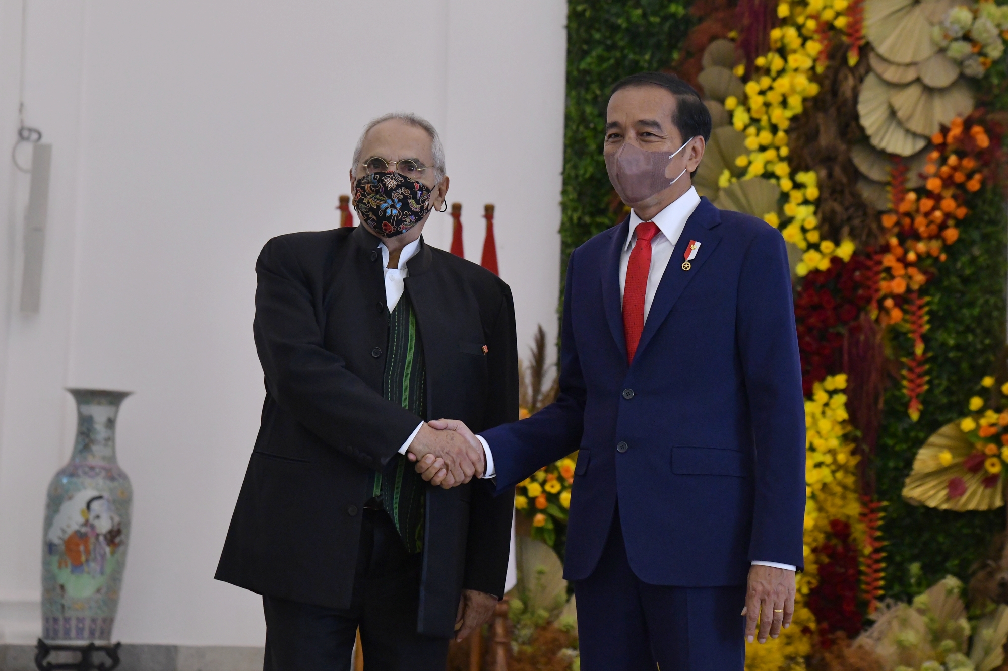 Presiden Jokowi dan Presiden Republik Demokratik Timor Leste Jose Ramos-Horta saat berfoto bersama di Istana Kepresidenan Bogor, Jawa Barat, Selasa (19/07/2022). (Foto: Humas Setkab/Rahmat)