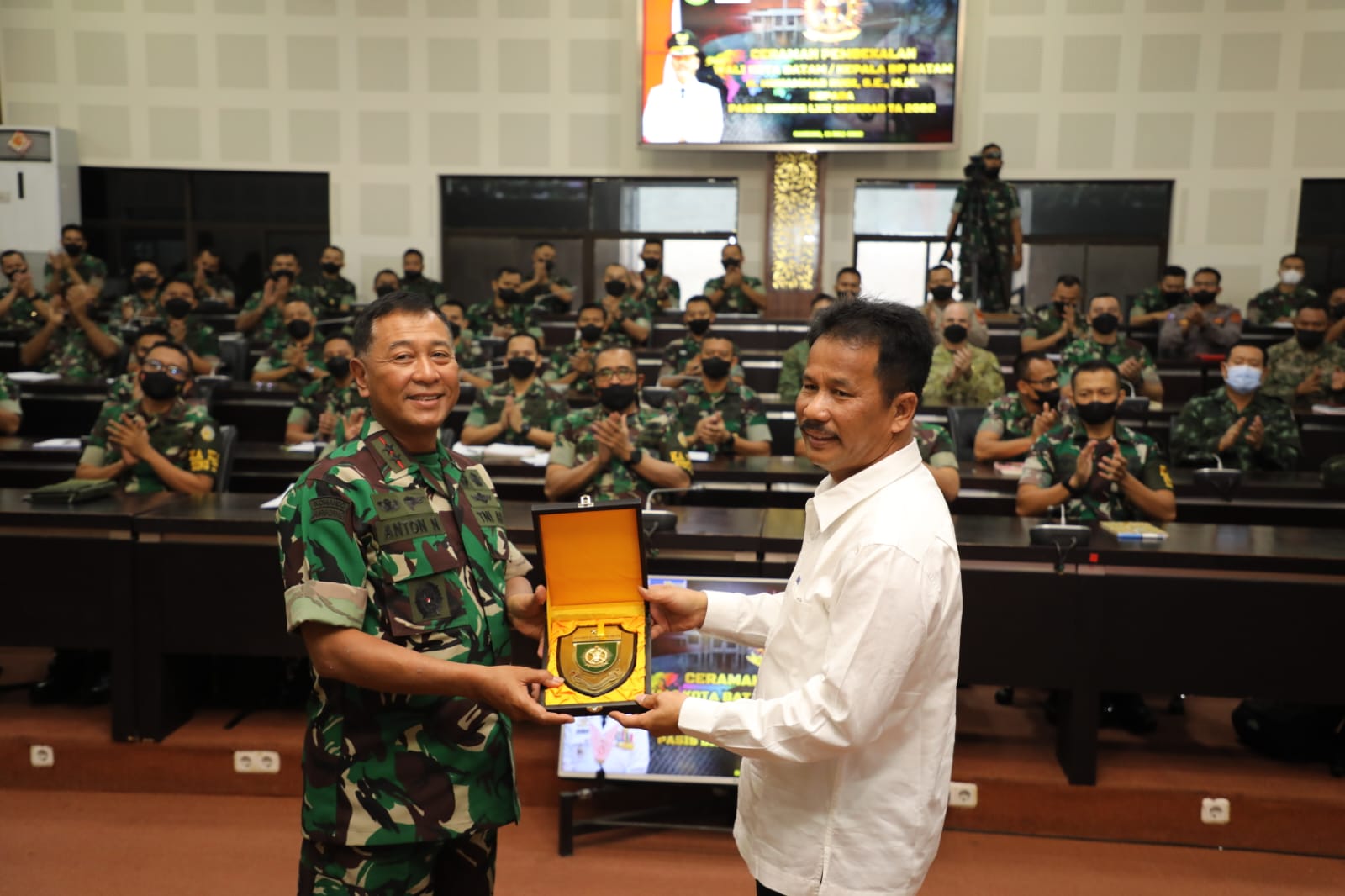 Berbagi Kiat Membangun Daerah, Kepala BP Batam Berikan Pembekalan Perwira Siswa TNI di Bandung (foto : hms)