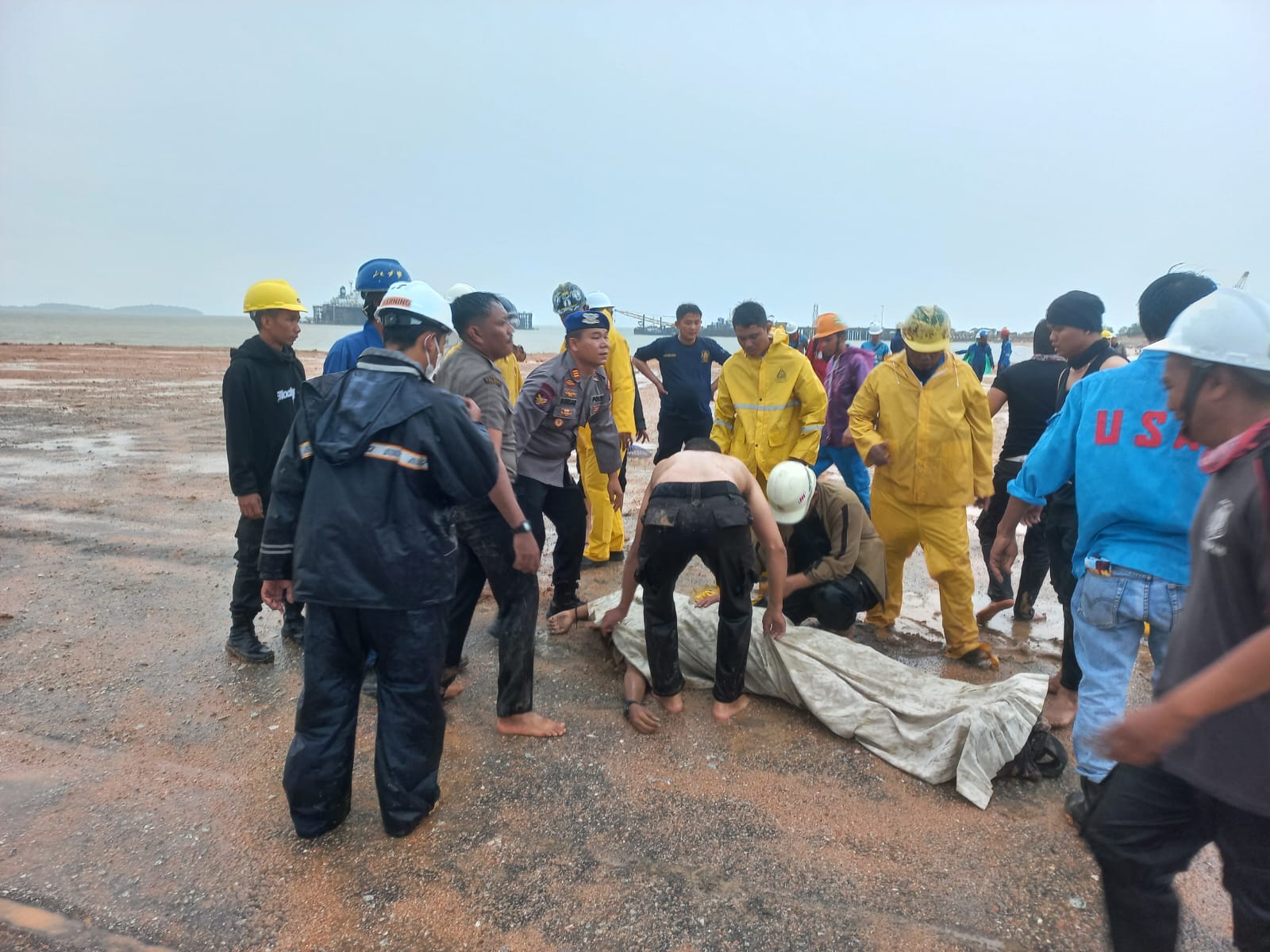 Satpolairud Polres Karimun Bersama Karyawan Evakuasi Terhadap Korban Dugaan Jatuhnya 2 Orang Karyawan PT MOS. (hms)