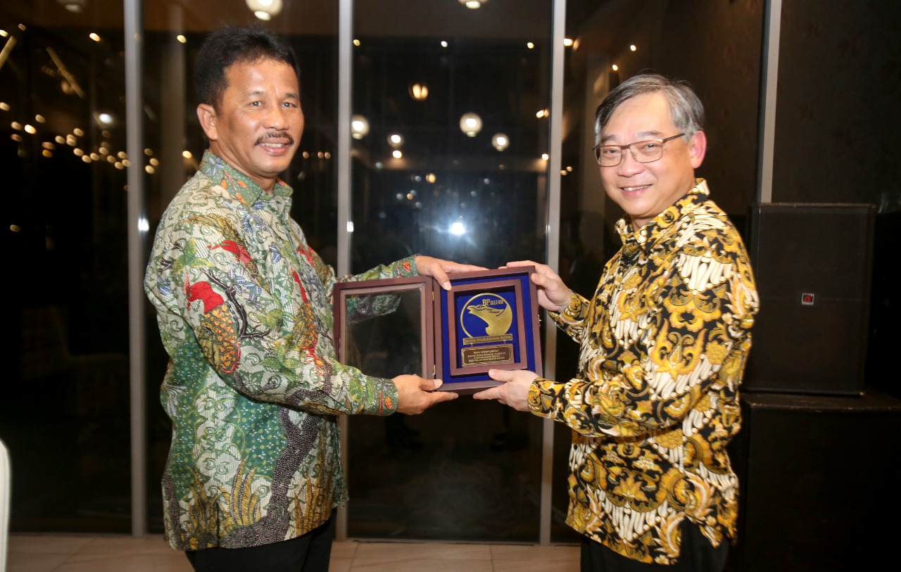 Kepala BP Batam Muhammad Rudi menjamu Menteri Perdagangan dan Industri Singapura Gan Kim Yong makan malam di kawasan Harbourbay, Batu Ampar, Kamis (13/10/2022). (hms)