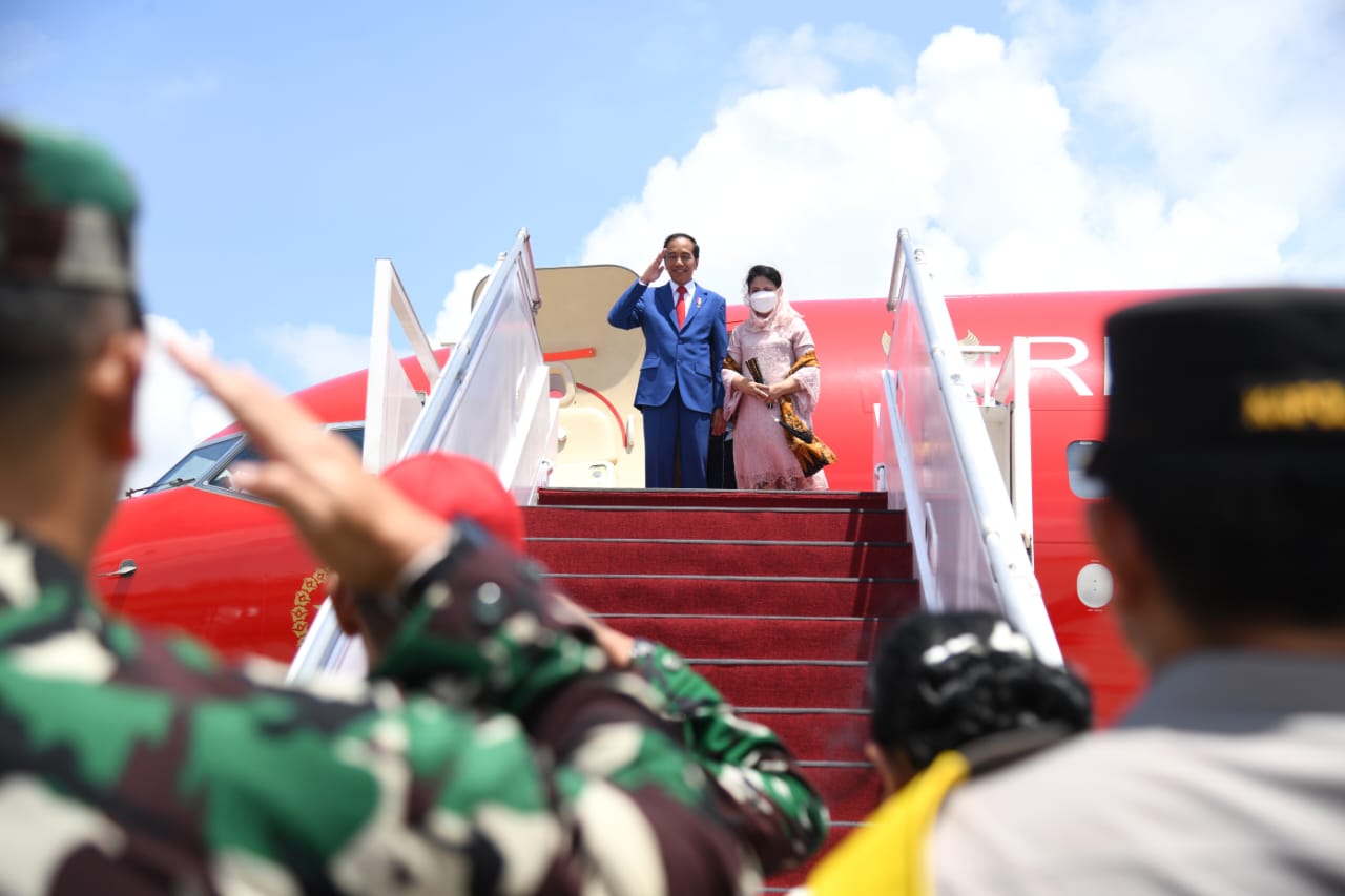 Presiden Jokowi dan Ibu Iriana Joko Widodo bertolak menuju Bangkok, Thailand, Kamis (17/11/2022), untuk menghadiri KTT Kerja Sama Ekonomi Asia Pasifik (APEC) tahun 2022. (Foto: BPMI Setpres/Lukas)