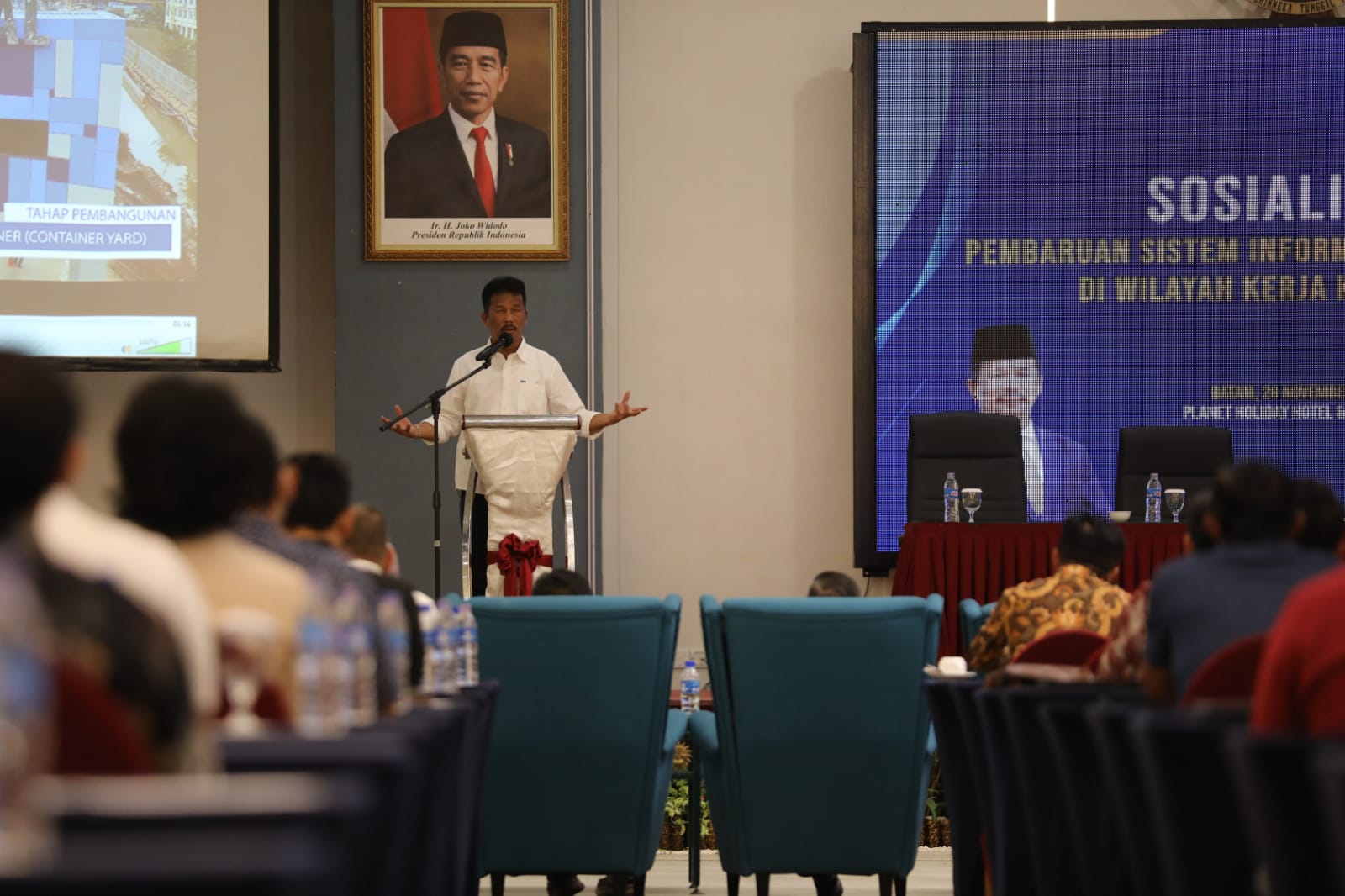 Kepala Badan Pengusahaan (BP) Batam Muhammad Rudi membuka sosialisasi Pembaruan Sistem Informasi Kepelabuhanan oleh Badan Usaha Pelabuhan di Hotel Planet Holiday, Nagoya, Senin (28/11/2022). (hms)