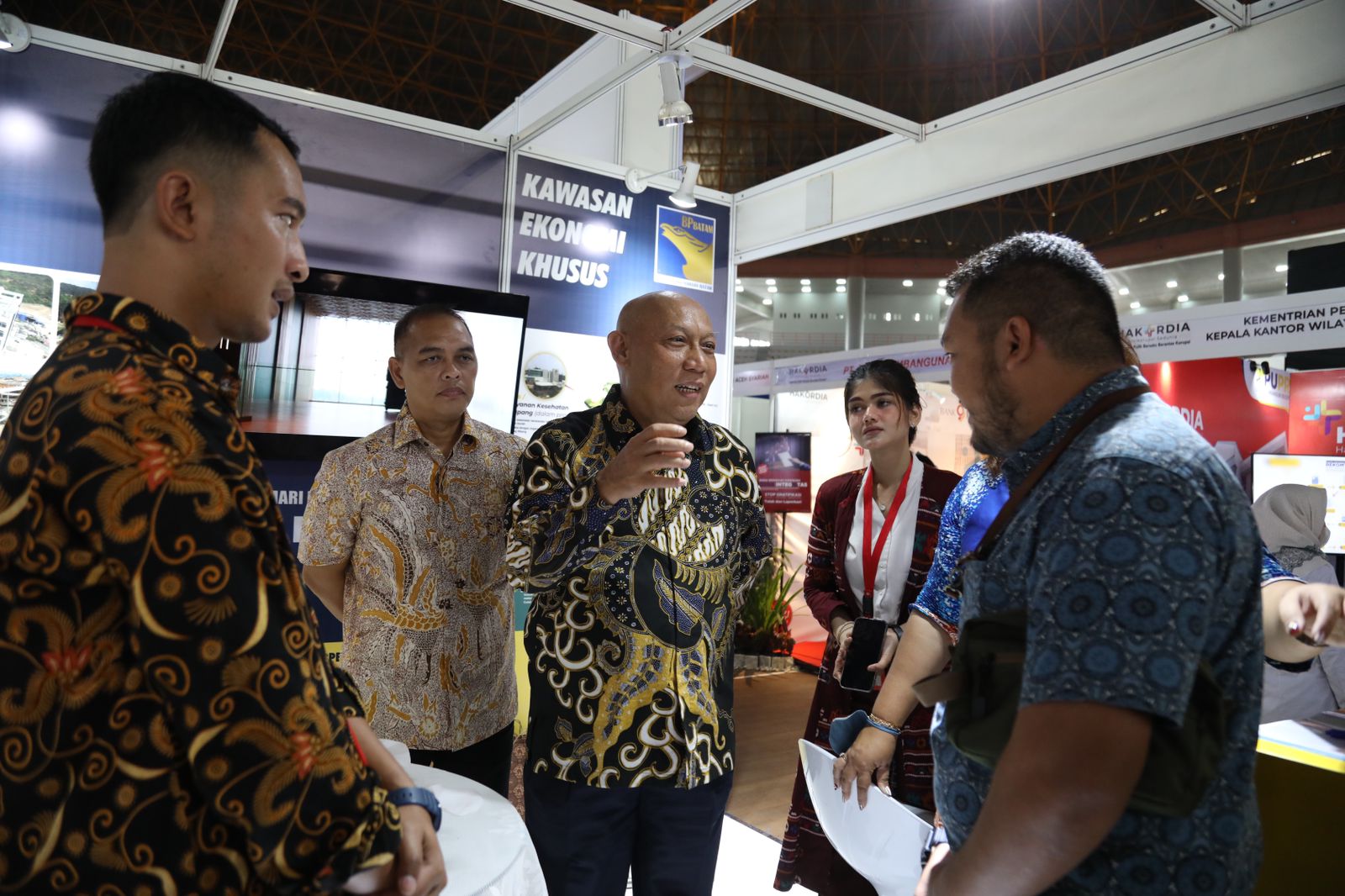 Anggota Bidang Administrasi dan Keuangan dalam Hari Antikorupsi Sedunia 2022. (hms)