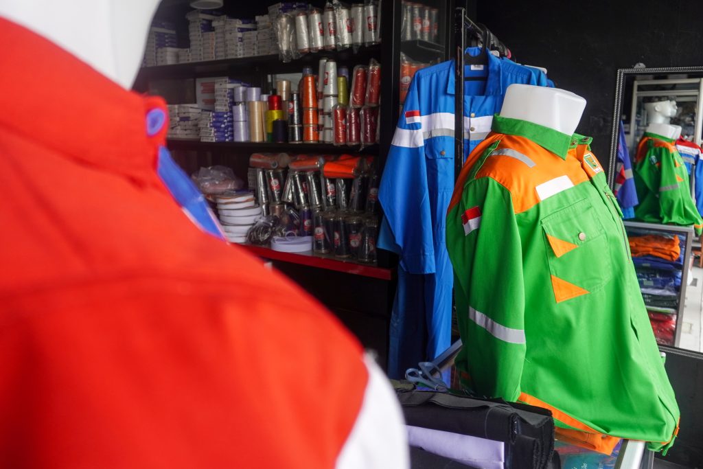 Kapasitas produksi pakaian di Rumah Jahit Lestari saat ini mencapai 50 helai per hari. Dengan kemampuan itu, RJL berani melakukan ekspansi pelanggan hingga ke Papua.
